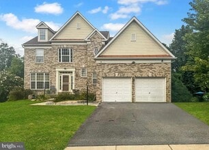Building Photo - 3213 Valley Forest Dr