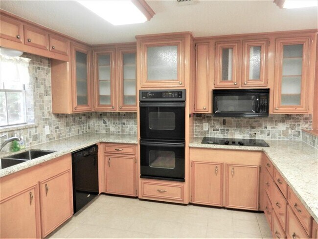 Building Photo - 3903 Acorn Ln