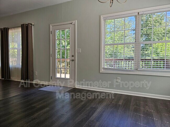 Foto del edificio - 3790 Lakeside Walk Dr