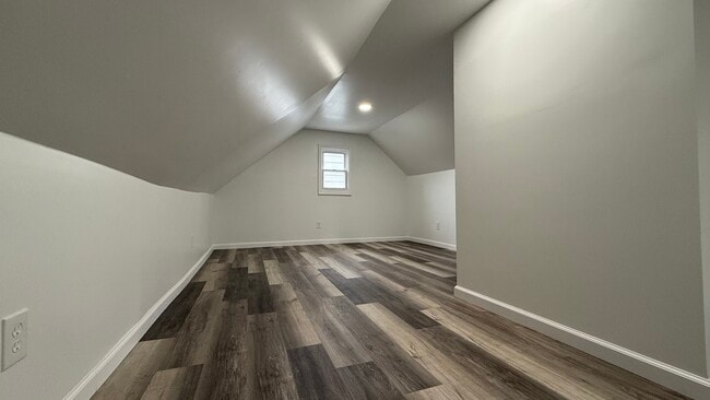 Building Photo - 3582 Northcliffe Rd