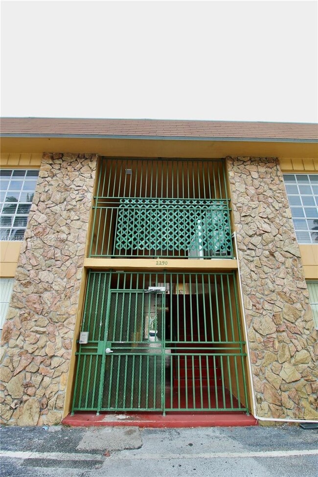 Building Photo - 2290 NW N River Dr