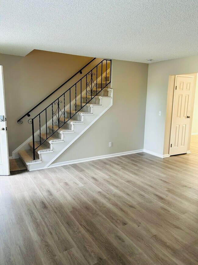 Building Photo - Beautifully Updated Townhome in Prime Loca...