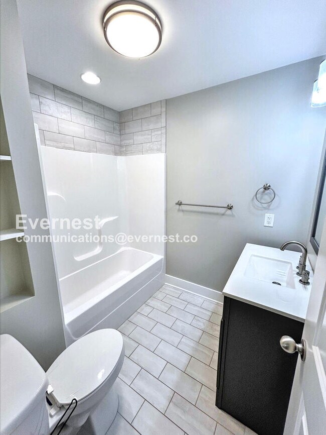 Foto del edificio - 3 Bed, 1.5 Bath Home with Fenced Yard / Pe...