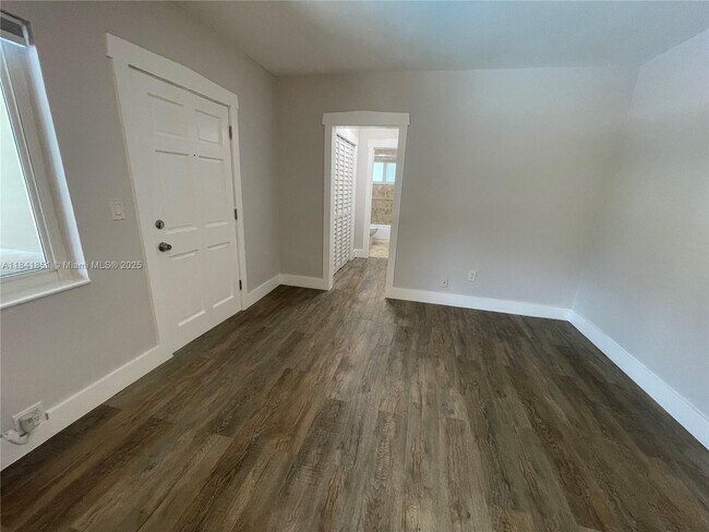 Foto del edificio - 125 Edgewater Dr