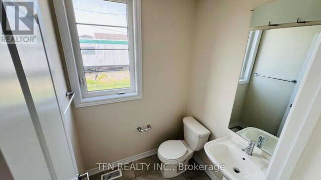 Photo du bâtiment - 370 Barker Pkwy