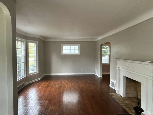 Building Photo - Charming & Spacious 4-Bed Home in Clevelan...