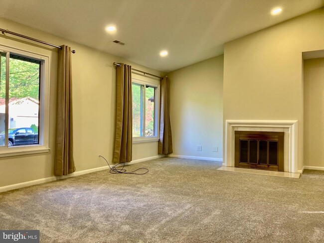 Building Photo - 16 Aquarius Ct