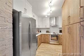 Primary Photo - 5750 Collins Ave