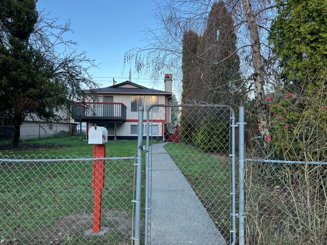 Building Photo - APPROVED APPLICATIONS - Light and Bright 4 bedroom in Highland Park