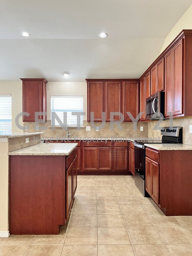Building Photo - Well Maintained 3/2/2 For Rent in Benbrook...