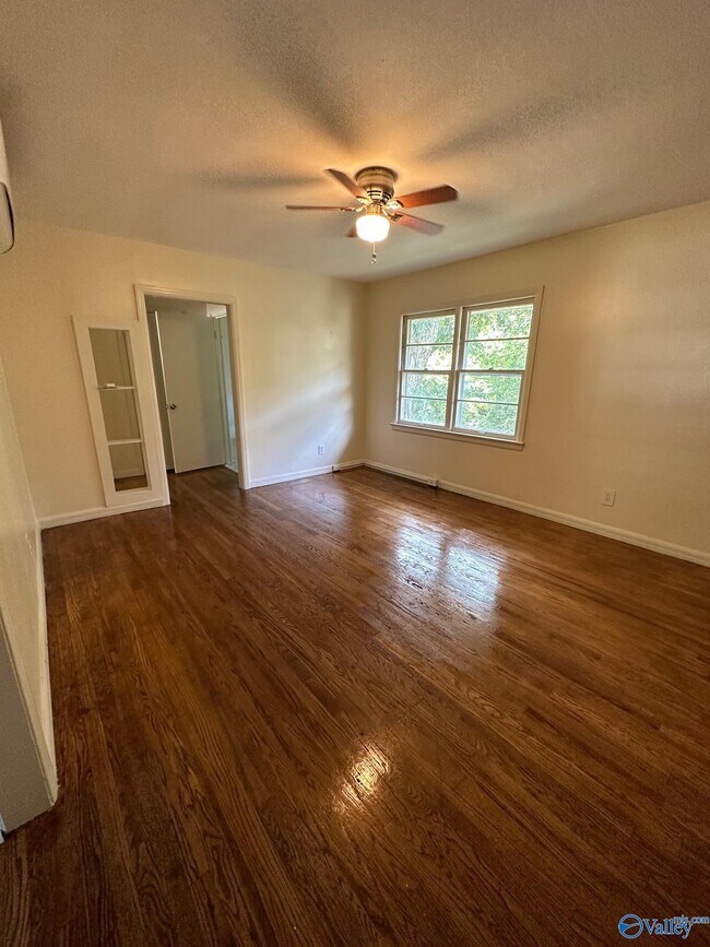 Foto del edificio - 128 Walker Ave NE