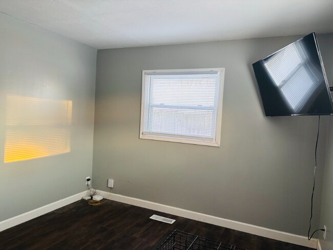 Building Photo - 110 Hall Ct