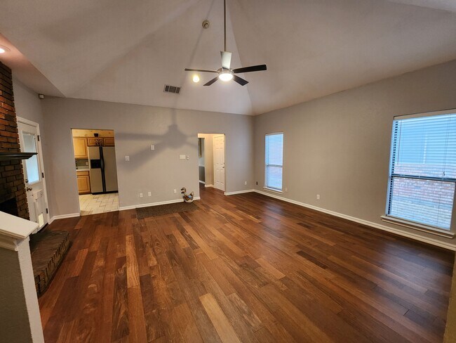 Building Photo - 2016 Greenview Dr