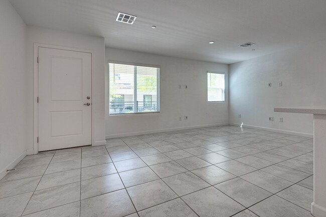 Foto del edificio - Modern 3-Bedroom Townhome in Gated Community