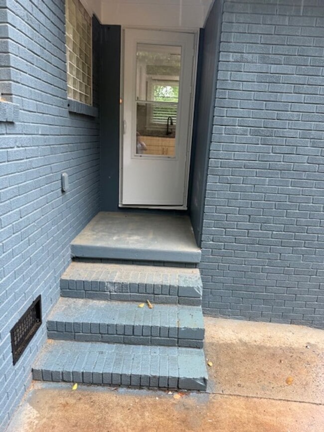 Building Photo - 2 BR/1BA | Newly Renovated Single Family Home |  Back and Front Yard!