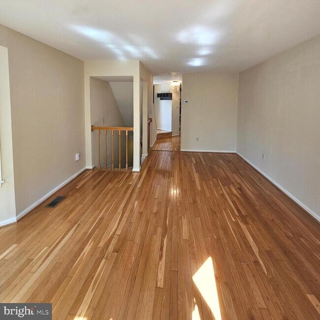 Foto del edificio - 5911 Sir Cambridge Way