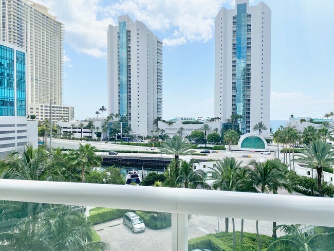 Foto del edificio - 16400 Collins Ave