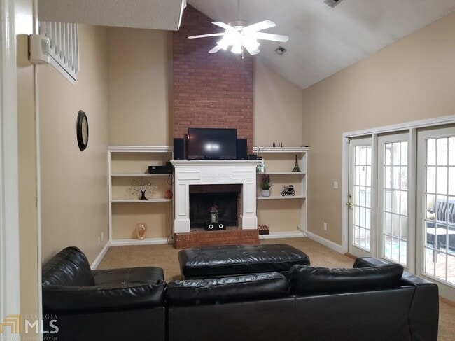 Building Photo - 121 Chestnut Field