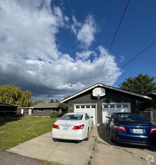 Building Photo - 1602 N Brooklane St