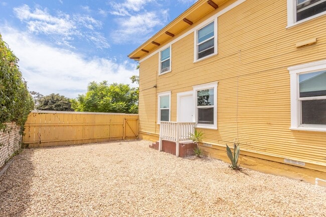 Building Photo - Charming 1 Bed/1 Bath w/ Large Fenced Yard...