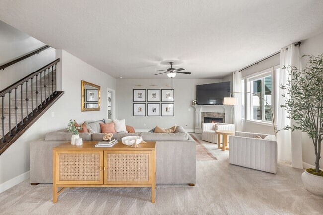 Building Photo - Spacious Home with Stunning Views