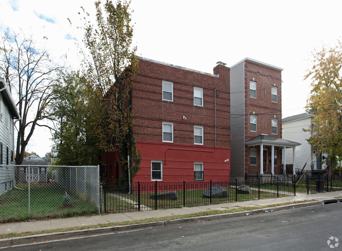 Building Photo - 1021 48th St NE