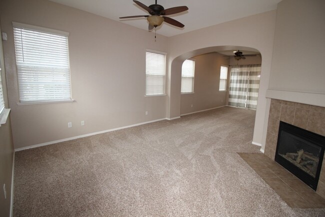 Building Photo - Cute Home in Fig Garden Gated Community.
