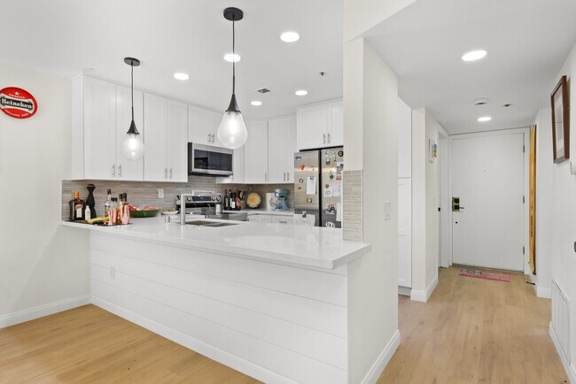 Foto del edificio - Modern Living Meets Urban Charm in Bankers...