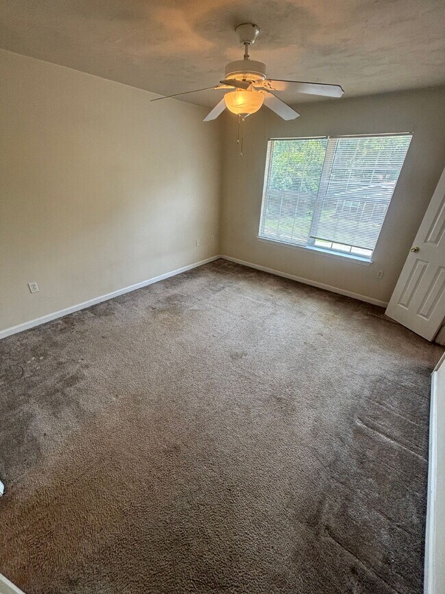 Building Photo - Awesome 3x3 Townhouse with Private Driveway!