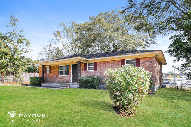 Building Photo - Lovely Three Bedroom