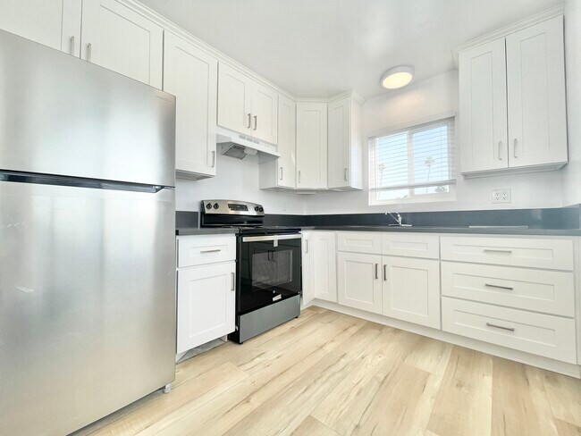 Foto del edificio - 1722 Winona Blvd