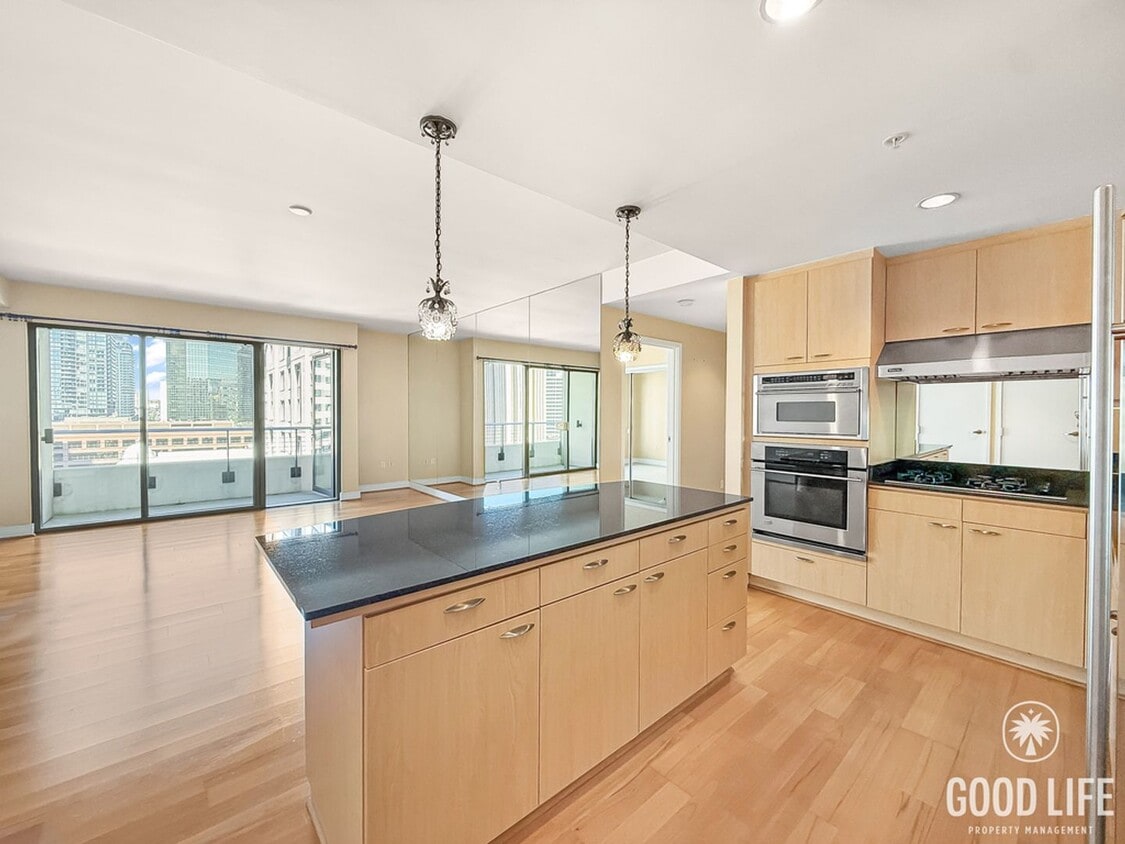 Foto principal - Downtown Luxury Living – 2B/2BA Condo with...