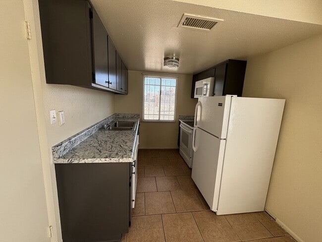 Building Photo - Maryvale 2br Townhome