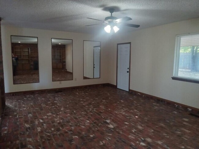 Foto del edificio - 312 Christopher Todd Dr