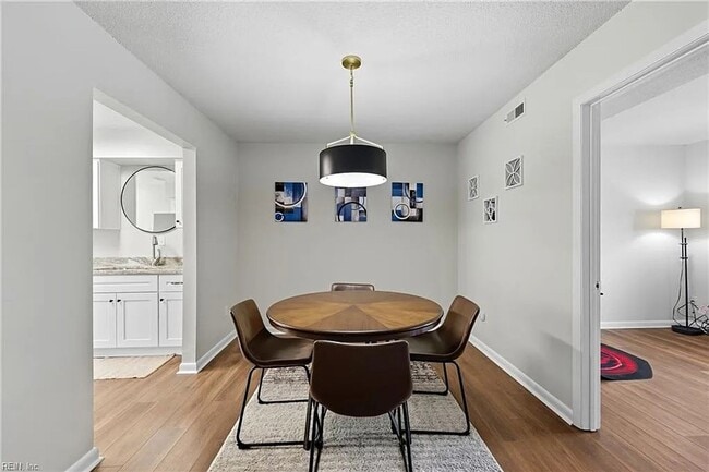 Building Photo - Updated 3BR Townhome — Assigned Parking, HOA Included, Military Welcome. Move in by March 31st an...