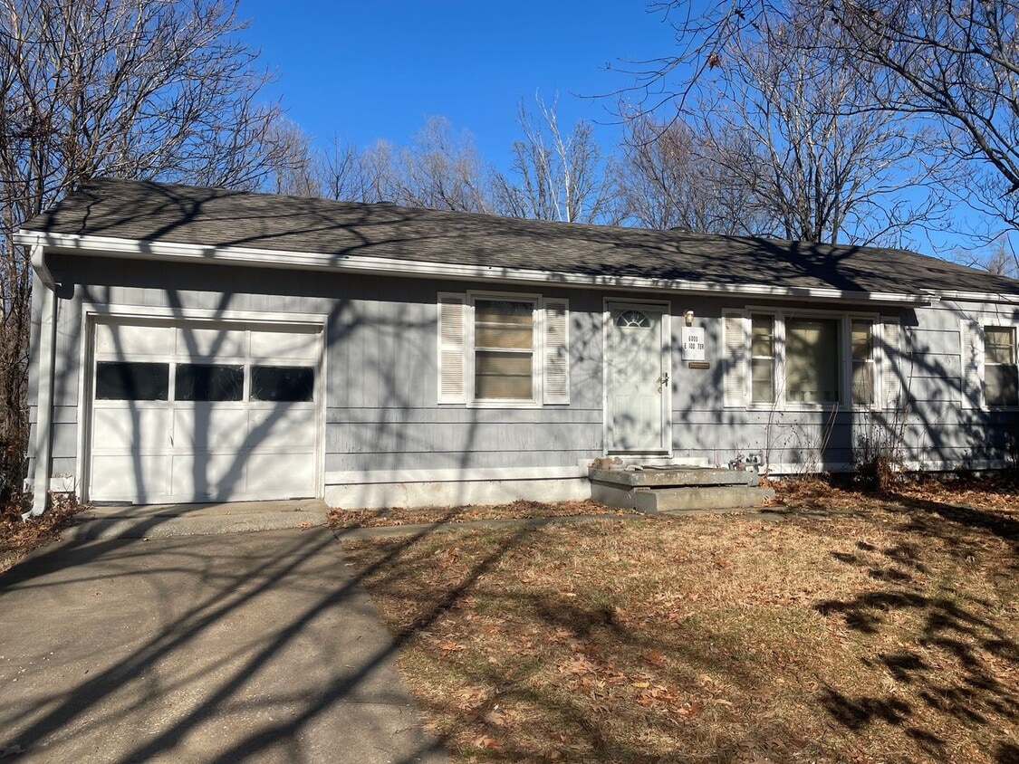 Foto principal - Three Bedroom One bathroom home for Rent