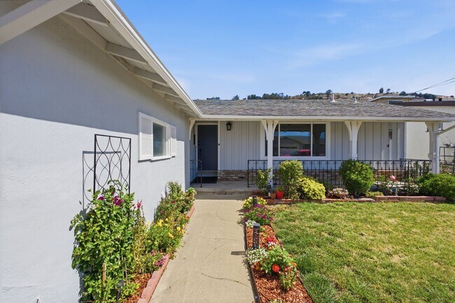 Foto del edificio - Spacious South San Francisco Home with Large Backyard, Garage & In-Unit Laundry