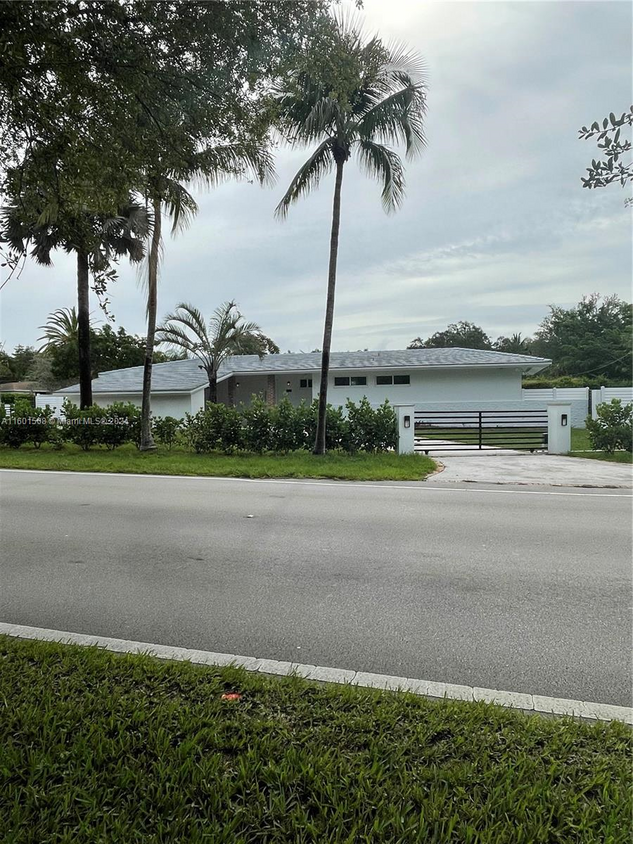 Foto principal - 5901 SW 72nd Ave