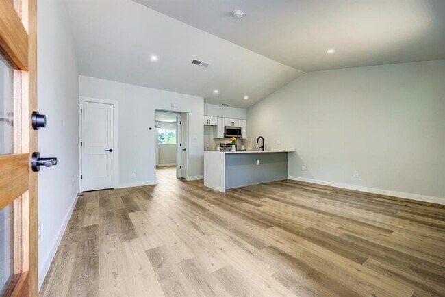 Building Photo - 1205 Hollow Creek Dr