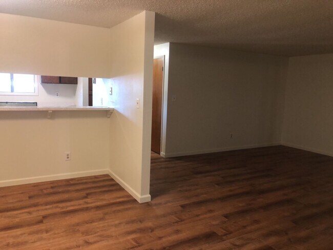 Foto del edificio - Spacious 3 Bedroom Home with Retro Charm!