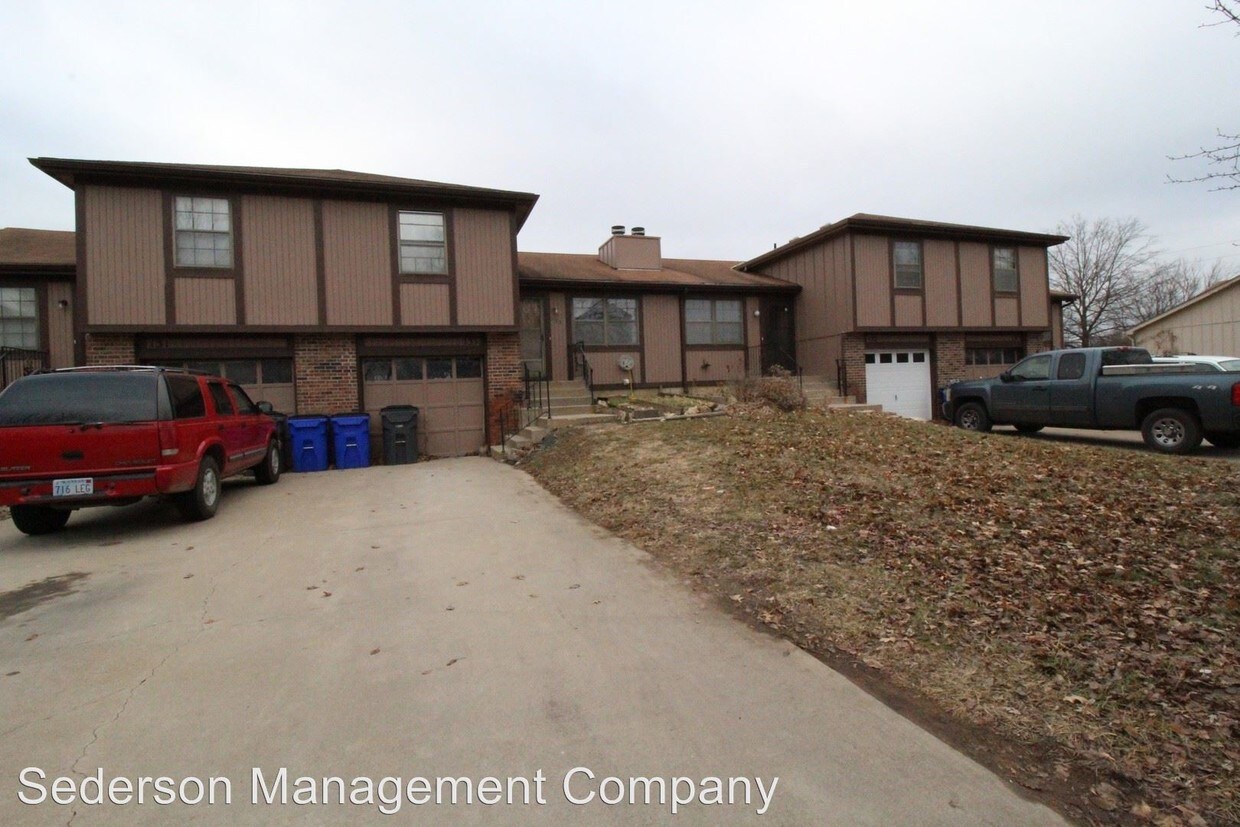 Primary Photo - 135 N Saxony Dr