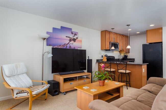 Foto del edificio - Just landing in the East Bay? Fully Furnished Resort 1 Bdrm. condo available on a short or long t...