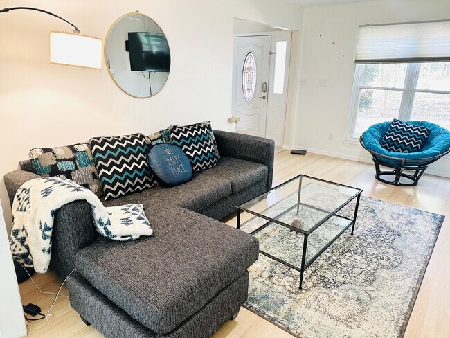 Foto del edificio - Spacious 3BR Home with Fenced Yard & Outdo...