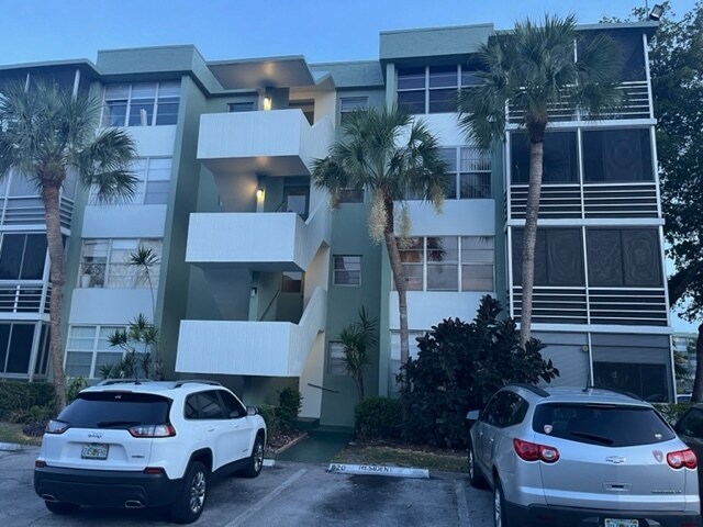 4 Stories - 2751 Taft St