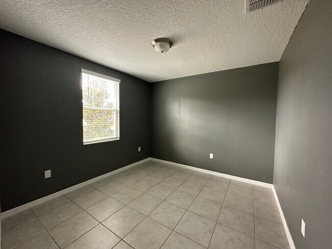 Building Photo - 549 Vista Villages Blvd