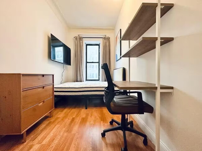 Building Photo - Furnished room/NOT APARTMENT