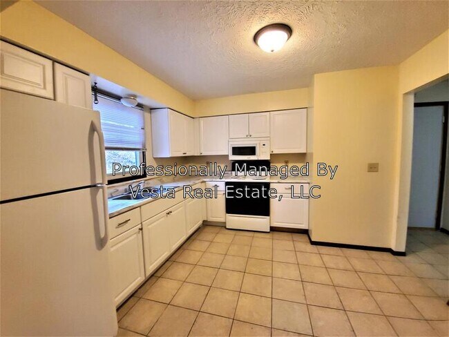 Building Photo - 1703 Rockingham Dr