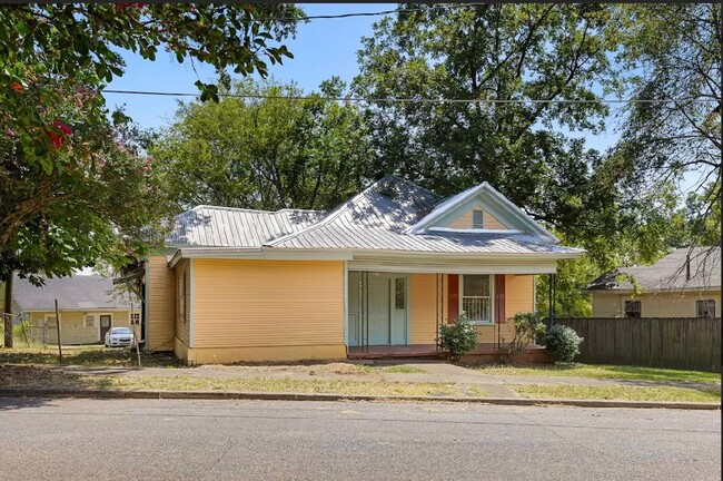 Building Photo - Newly renovated 4 bedroom, 2 bathroom home.