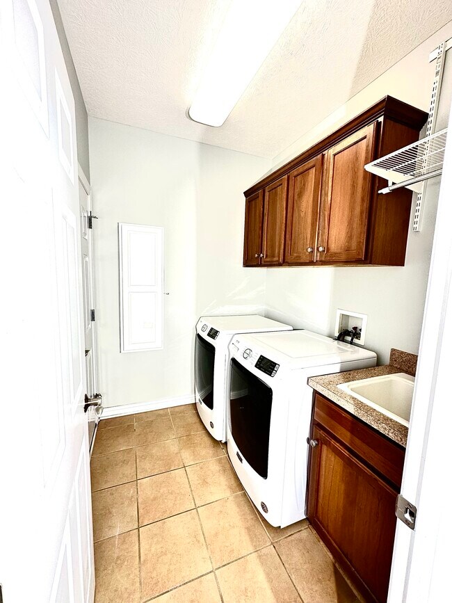 Foto del edificio - 8080 Griswold Dr