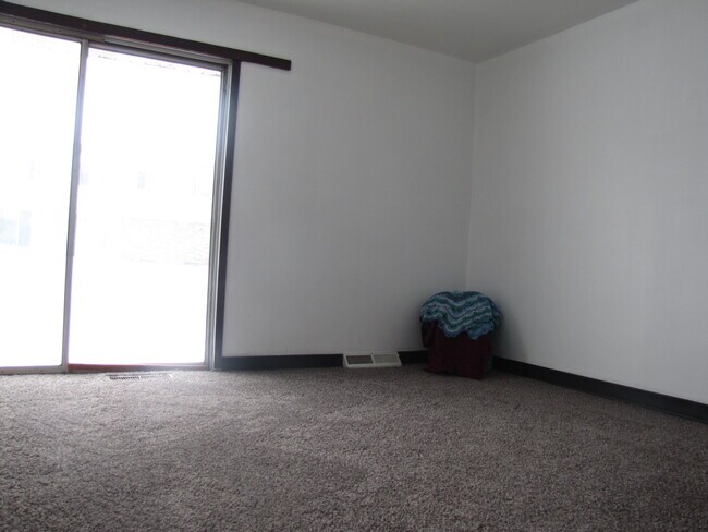 Spacious living room - 100 Ave M Ave W